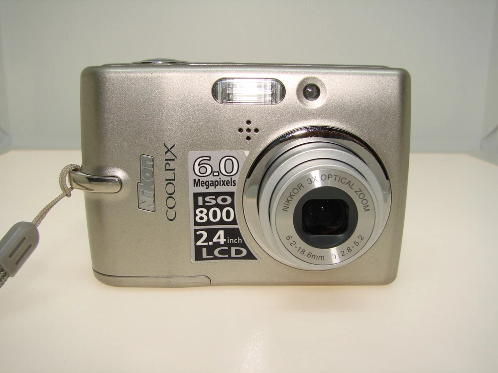 Nikon COOLPIX L11 6.0 MP Digital Camera 3x Optical Zoom 2.4″ LCD Silver Tested