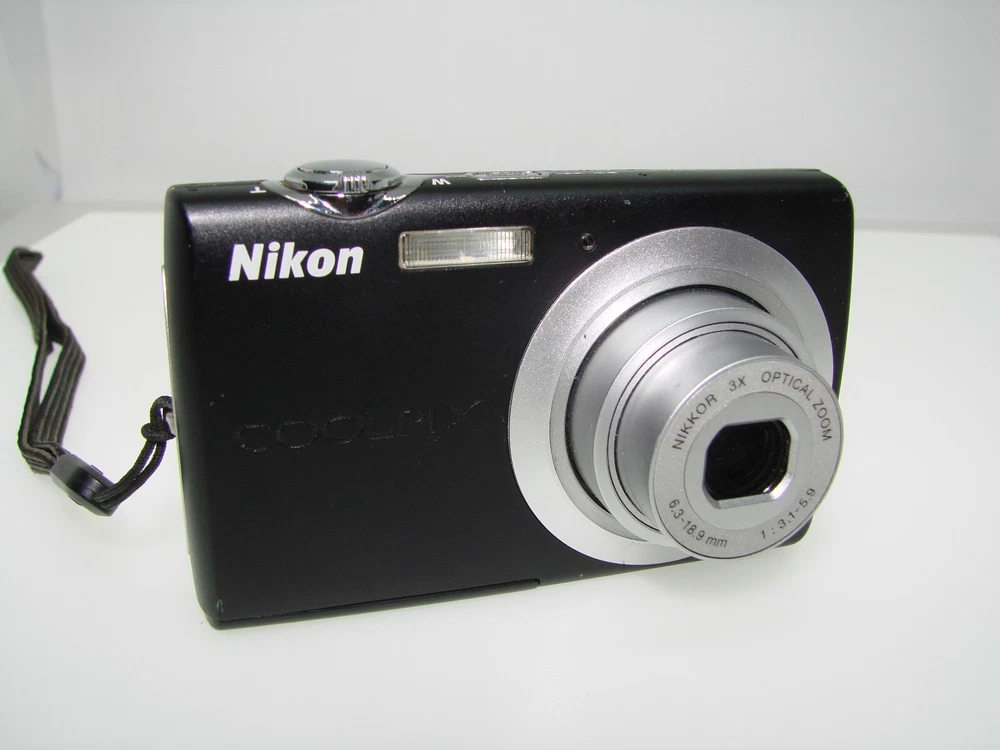 Nikon Coolpix S203 10.0MP Compact digital camera original box Tested and Works