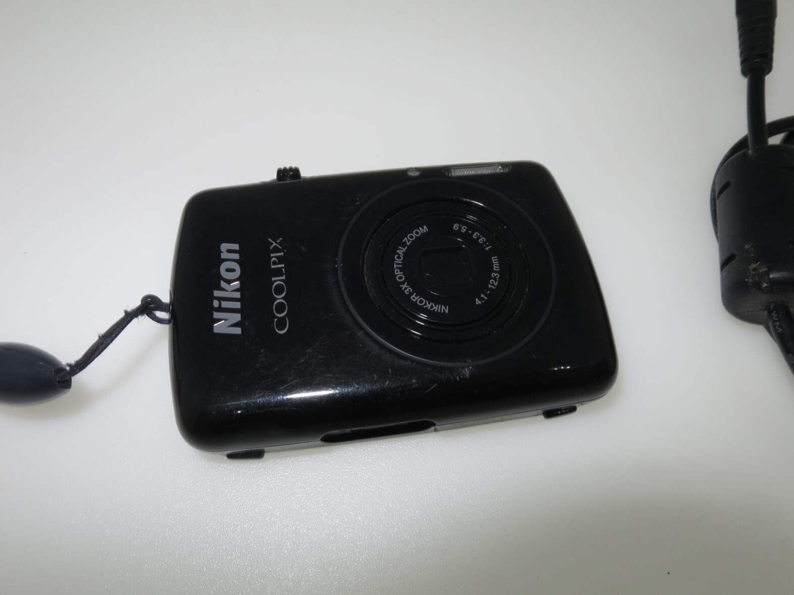 Nikon Coolpix S01 Ultra Compact Digital Camera with USB Charger Tested and Works excellent!